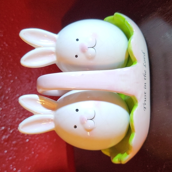Other - 🐰  Host Pick  🐰 BUNNY RABBITS Salt & Pepper Shakers with Basket Carrier